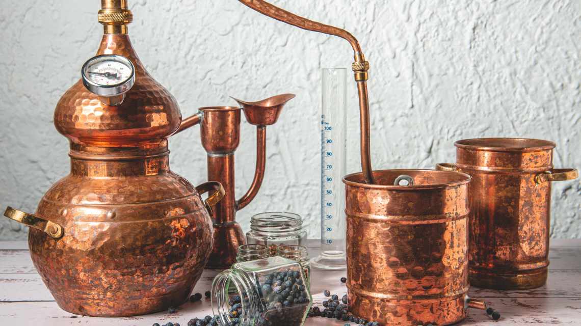 Copper,Alembic,Used,For,Distilling,With,Botanicals,,Juniper,,Cardamom,And